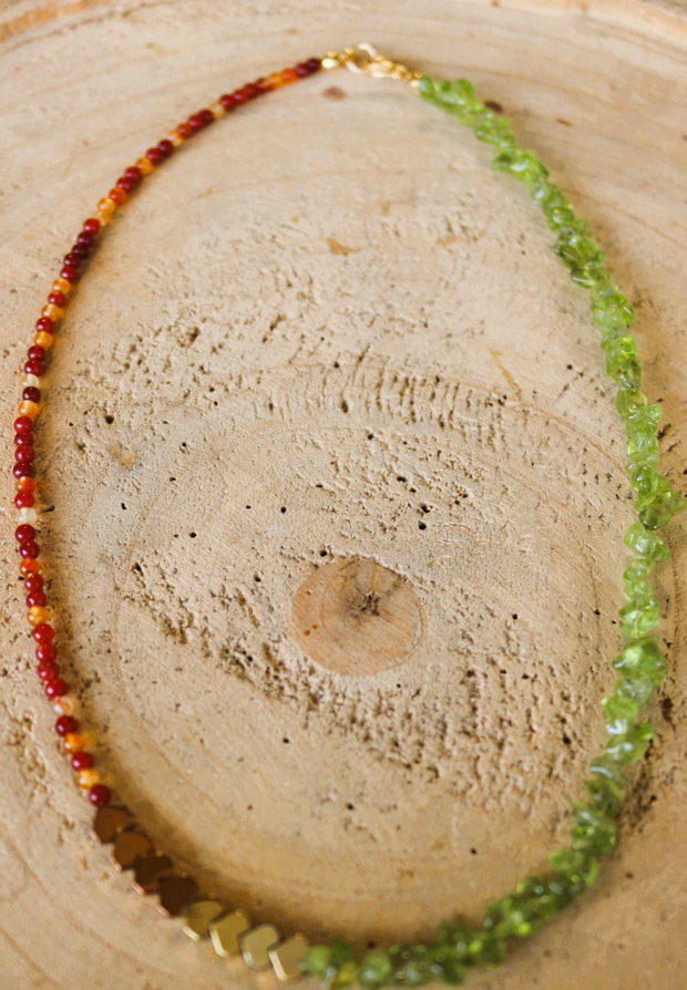 Colier handmade din cipsuri de peridot,carneol si hematit