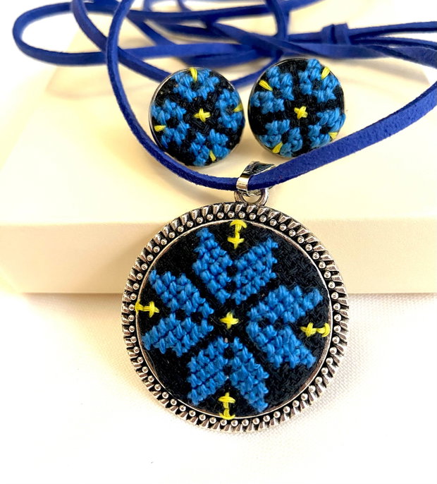 Set, colier si cercei cu broderie  manuala