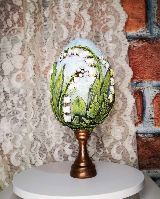 Ou decorativ pe suport, cu lacramioare - cadou Paste