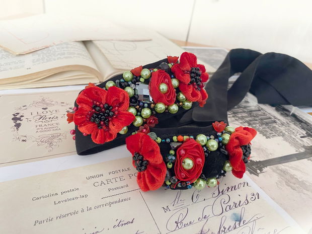 Brau elegant cu flori de culoare rosu aprins si accente verzi