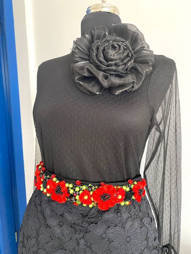 Brau elegant cu flori de culoare rosu aprins si accente verzi