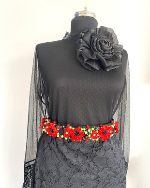Brau elegant cu flori de culoare rosu aprins si accente verzi