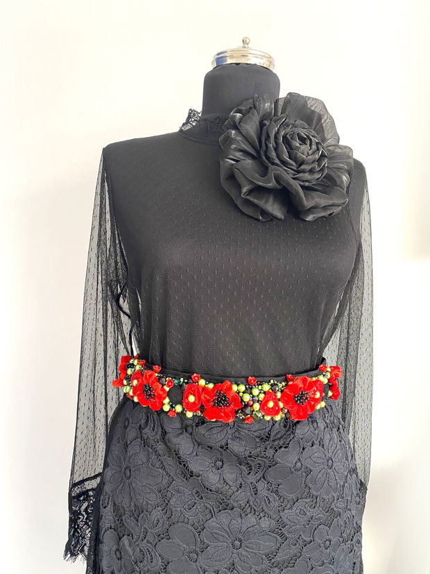 Brau elegant cu flori de culoare rosu aprins si accente verzi