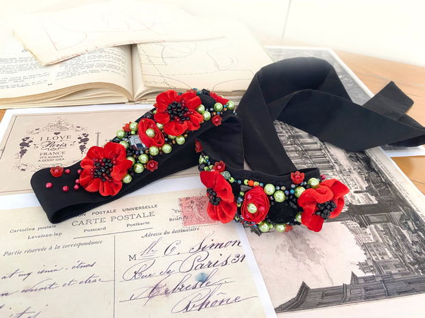 Brau elegant cu flori de culoare rosu aprins si accente verzi