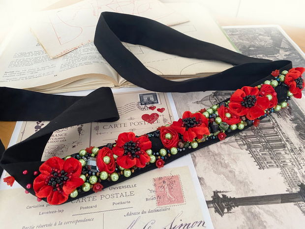 Brau elegant cu flori de culoare rosu aprins si accente verzi