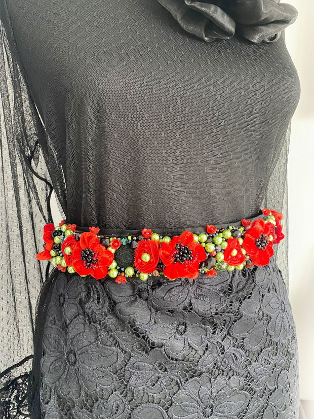 Brau elegant cu flori de culoare rosu aprins si accente verzi