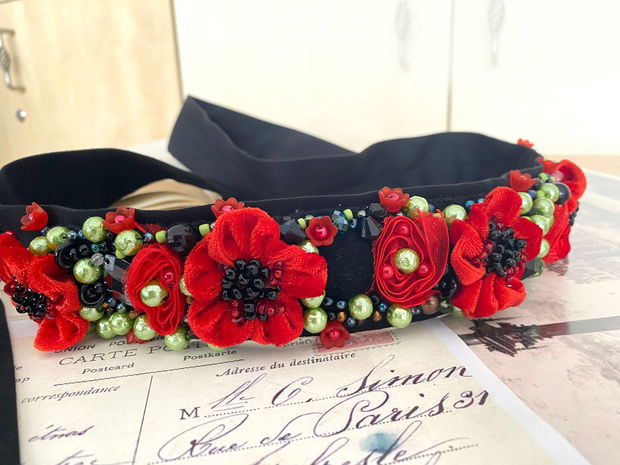 Brau elegant cu flori de culoare rosu aprins si accente verzi
