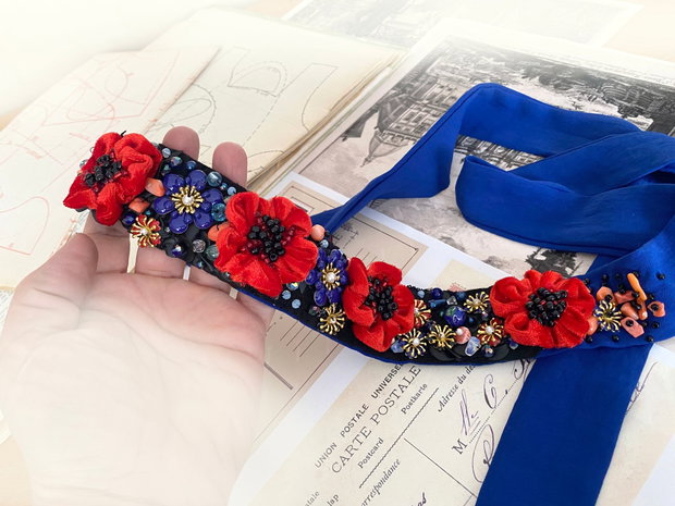 Brau elegant cu flori de culoare rosu si accente albastre