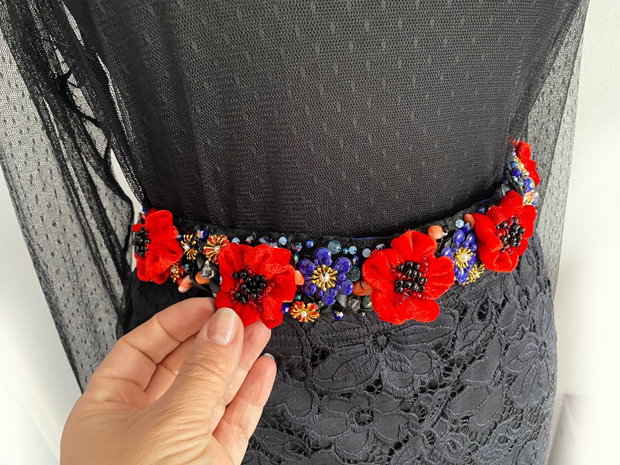 Brau elegant cu flori de culoare rosu si accente albastre