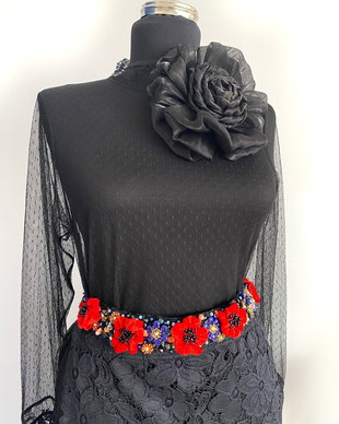 Brau elegant cu flori de culoare rosu si accente albastre