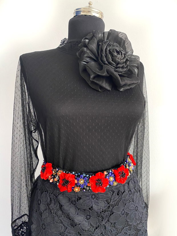 Brau elegant cu flori de culoare rosu si accente albastre