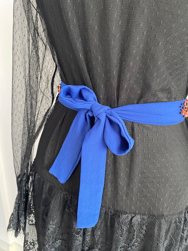 Brau elegant cu flori de culoare rosu si accente albastre