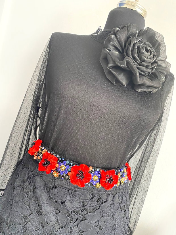 Brau elegant cu flori de culoare rosu si accente albastre