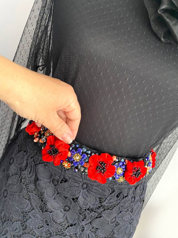Brau elegant cu flori de culoare rosu si accente albastre