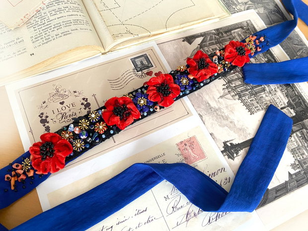 Brau elegant cu flori de culoare rosu si accente albastre