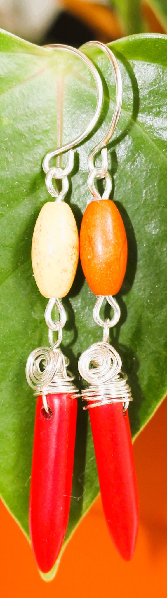 Cercei handmade din sarma si margele de howlit