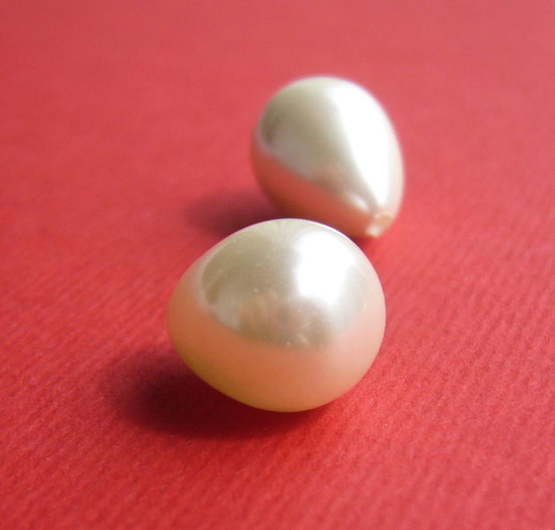 (2 bucati) Perle seashell albe 10x13.5 mm - picaturi semigaurite