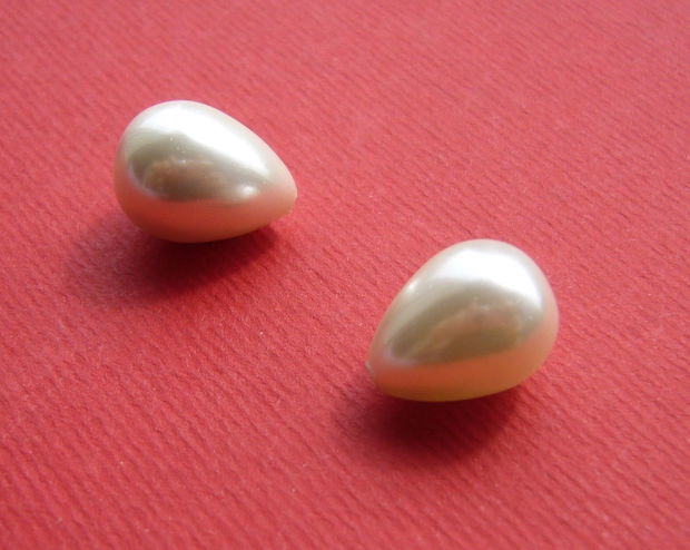 (2 bucati) Perle seashell albe 10x13.5 mm - picaturi semigaurite
