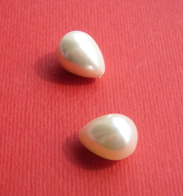 (2 bucati) Perle seashell albe 10x13.5 mm - picaturi semigaurite