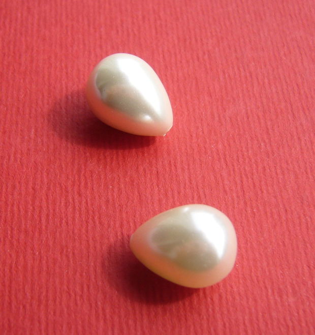 (2 bucati) Perle seashell albe 10x13.5 mm - picaturi semigaurite