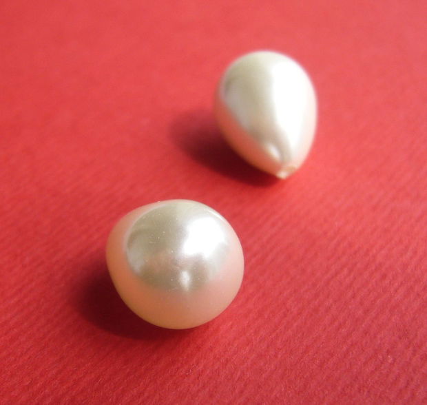 (2 bucati) Perle seashell albe 10x13.5 mm - picaturi semigaurite