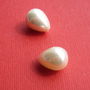 (2 bucati) Perle seashell albe 10x13.5 mm - picaturi semigaurite