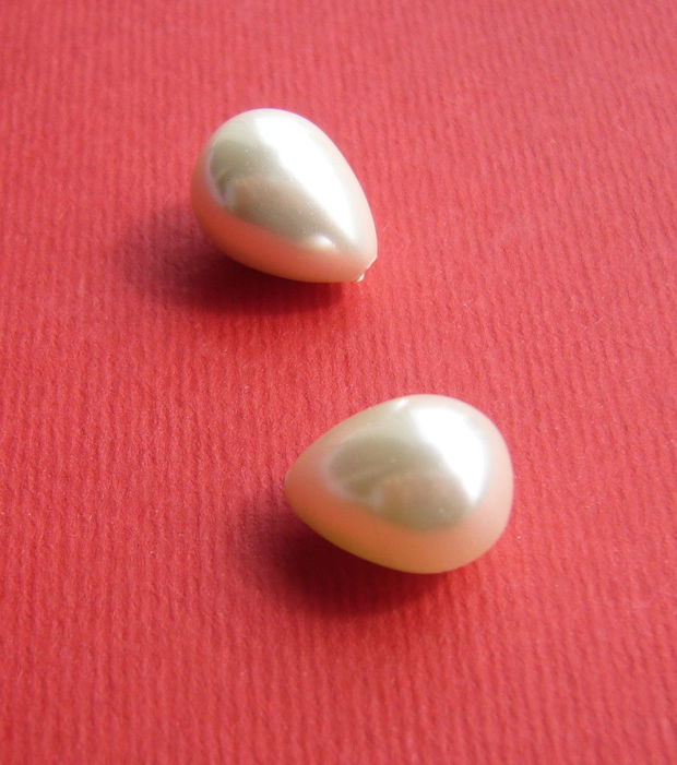 (2 bucati) Perle seashell albe 10x13.5 mm - picaturi semigaurite