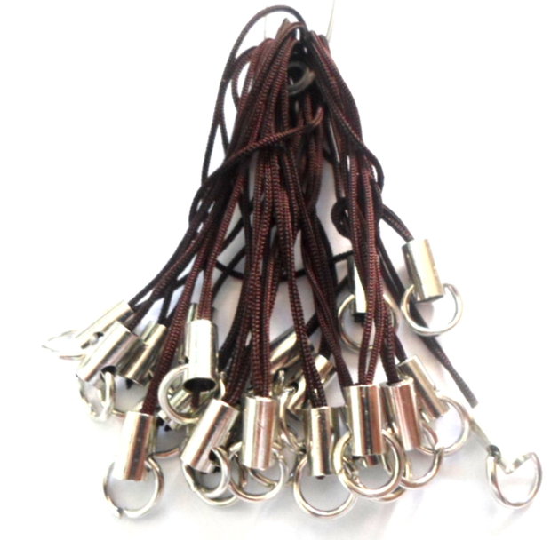 Breloc snur nylon maro cu accesorii argintiu