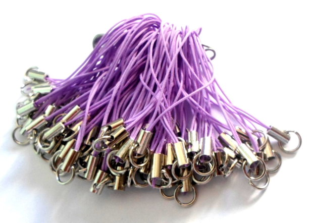 Breloc snur nylon mov deschis cu accesorii argintiu