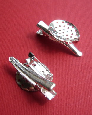 Baza agrafa de par / baza brosa din metal argintiu satinat aprox 10x20x34 mm (platou perforat de diam aprox 20 mm)