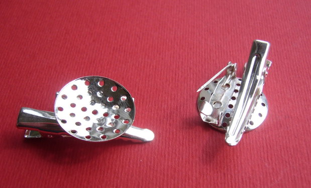 Baza agrafa de par / baza brosa din metal argintiu satinat aprox 10x20x34 mm (platou perforat de diam aprox 20 mm)