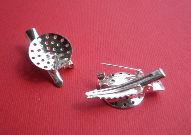 Baza agrafa de par / baza brosa din metal argintiu satinat aprox 10x20x34 mm (platou perforat de diam aprox 20 mm)