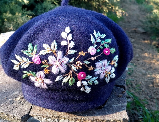Bereta brodata manual, albastru închis