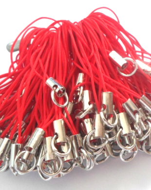Breloc snur nylon rosu cu accesorii argintiu