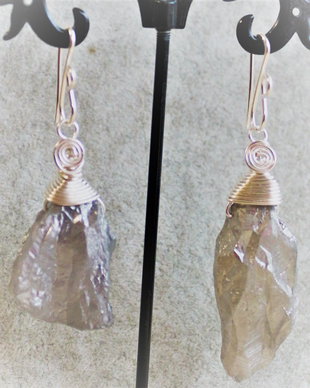 Cercei handmade din sarma si cuartz titanium