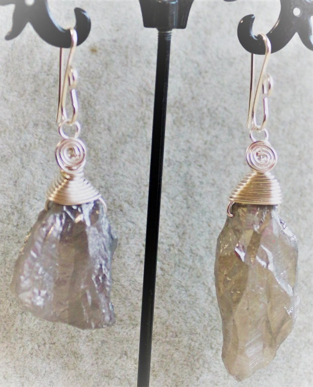 Cercei handmade din sarma si cuartz titanium