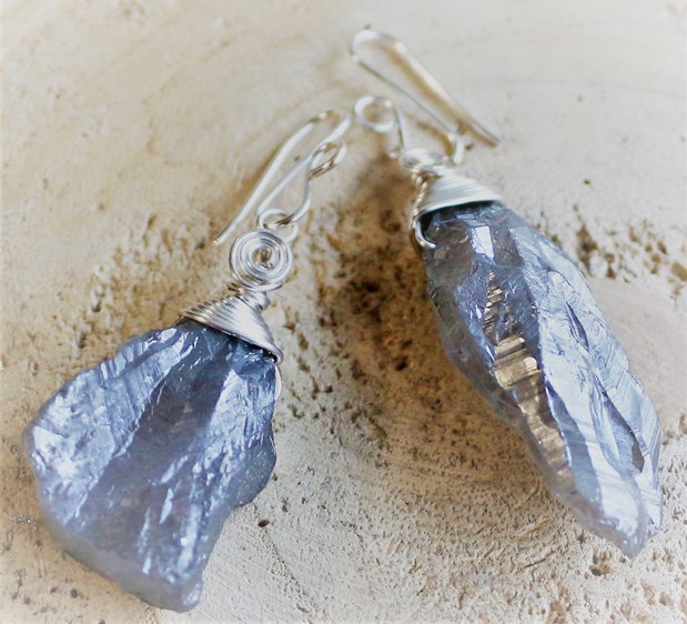 Cercei handmade din sarma si cuartz titanium