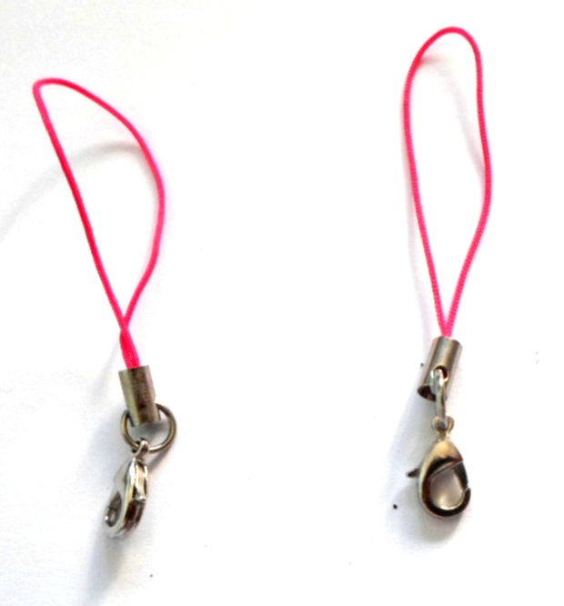 Breloc snur nylon roz inchis cu accesorii argintiu