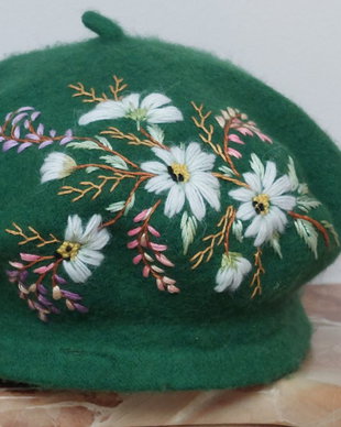 Bereta brodata manual verde