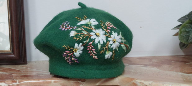Bereta brodata manual verde