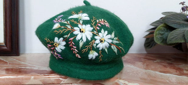 Bereta brodata manual verde