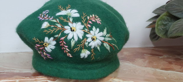 Bereta brodata manual verde