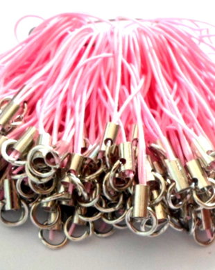 Breloc snur nylon roz deschis cu accesorii argintiu