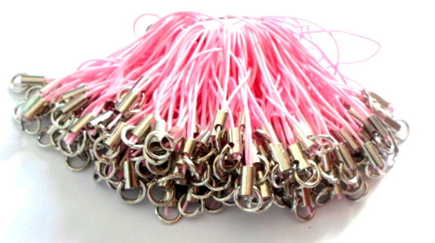 Breloc snur nylon roz deschis cu accesorii argintiu