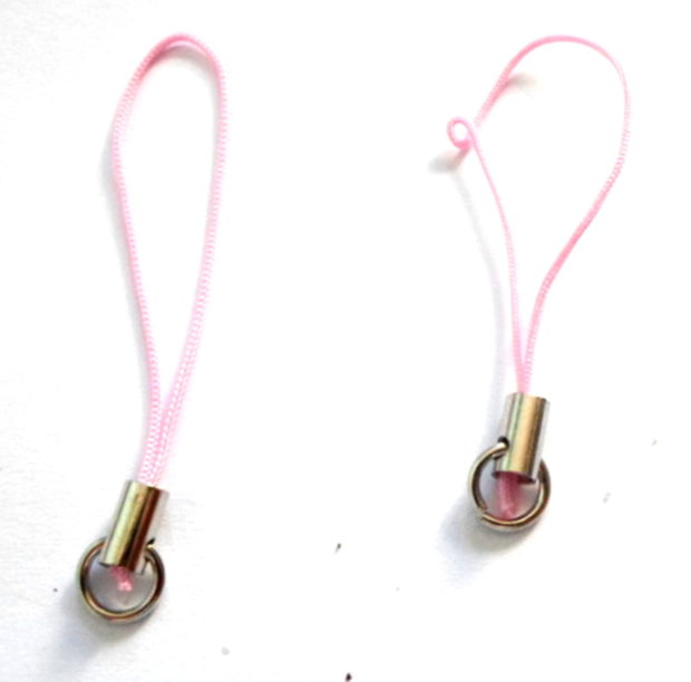 Breloc snur nylon roz deschis cu accesorii argintiu