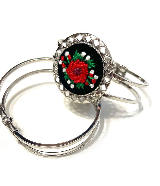 Bratara Bangle  cu broderie manuala  - trandafiri
