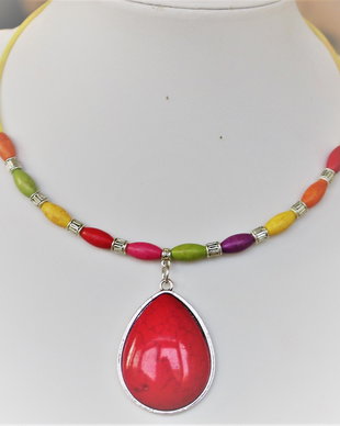 Colier handmade cu pandantiv si margele colorate din howlit