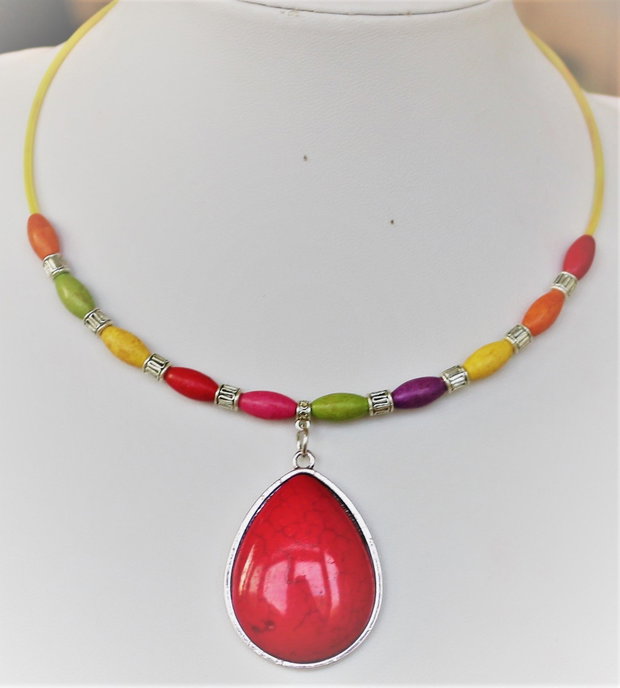 Colier handmade cu pandantiv si margele colorate din howlit