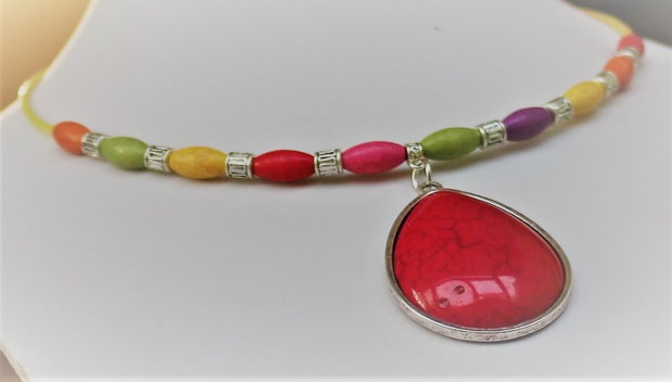 Colier handmade cu pandantiv si margele colorate din howlit