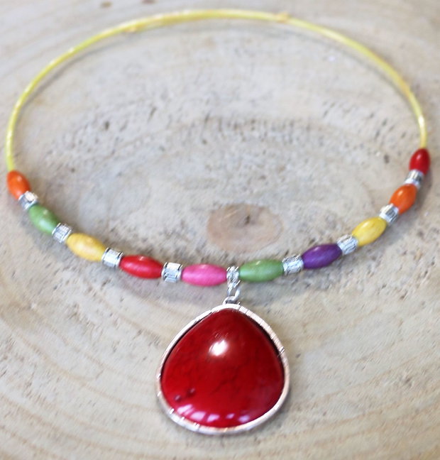 Colier handmade cu pandantiv si margele colorate din howlit
